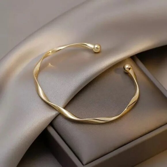 “Anya” Minimalist Twist Open Adjustable Gold Neutral Fashion Simple Bracelet - Picture 1 of 9